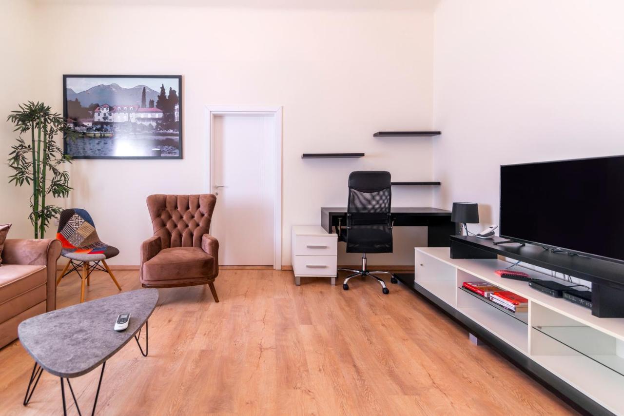 Jevrejska - Central Apartment With Free Parking Novi Sad Bagian luar foto
